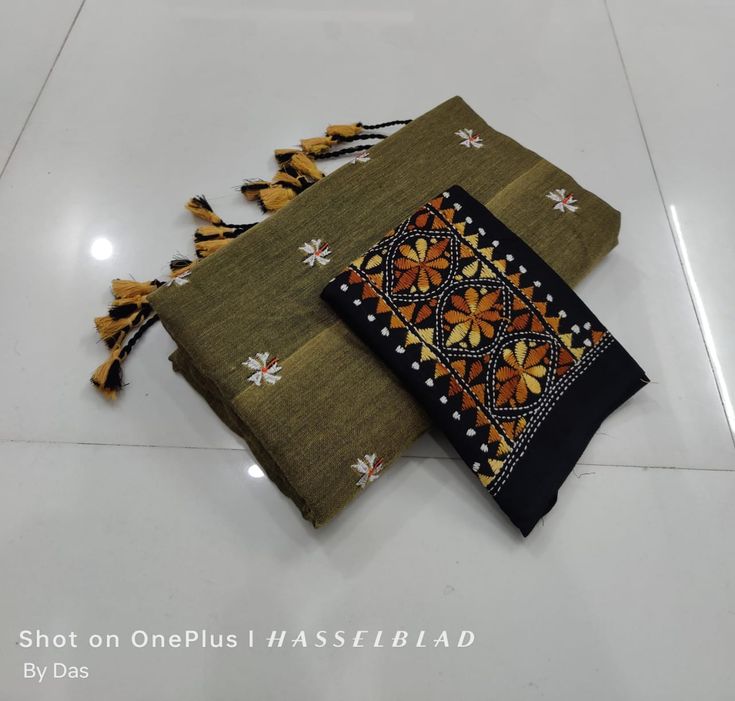 Looking hunter Green Cotton Soft Silk Saree